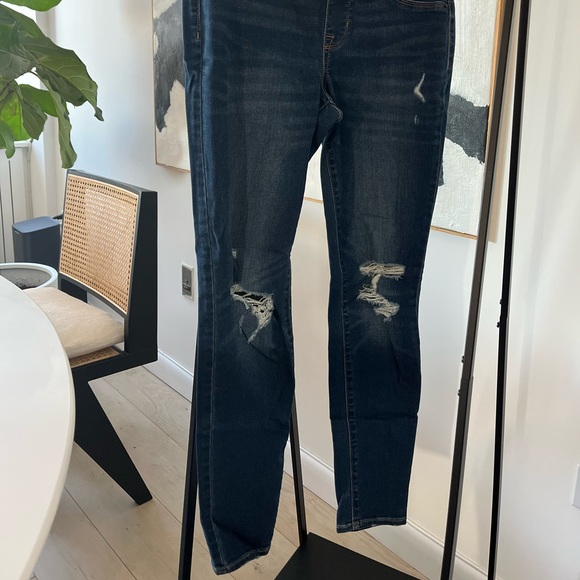 Old Navy Distressed Rockstar Jeans in Size 6 - Picture 4 of 6